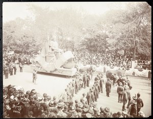 1909年9月、ニューヨークのハドソンフルトンセレブレーションのパレードで観客と馬に乗ったフロートの様子（シルバーゼラチンプリント） 作： Byron Company